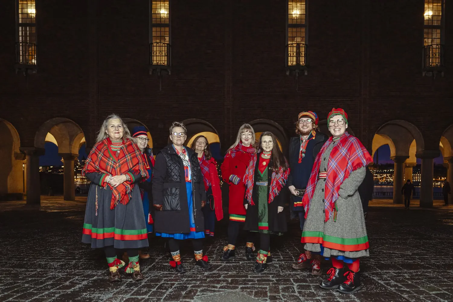 Medlemmar i Sameföreningen i Stockholm samlade i gákti på Stadshusets borggård.